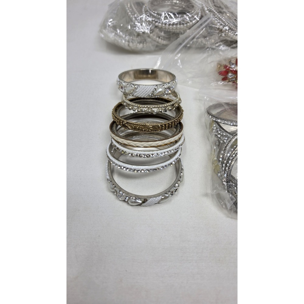 Lot Of Costume Jewelry Bracelets 2lbs 1 Oz - Picture 2 of 9